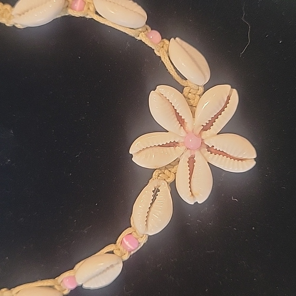 Cowrie Shell Macrame Necklace with pink beads - Picture 3 of 7